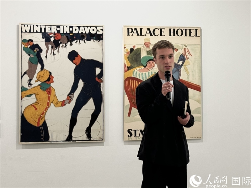 11月8日，“瑞士經(jīng)典設計展”策展人言照壁向與會嘉賓導覽。（人民網(wǎng) 謝瑩攝）