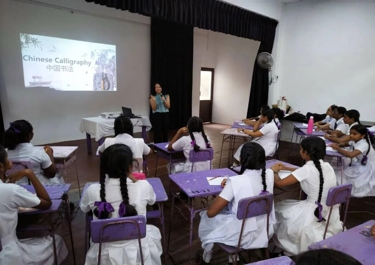 斯里蘭卡學(xué)生在系列活動中學(xué)習中國書法。圖片由主辦方提供