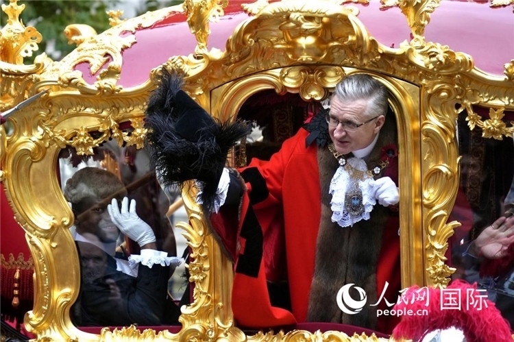 新任金融城市長(zhǎng)阿拉斯泰爾·金向人群致意。吳若鳴攝