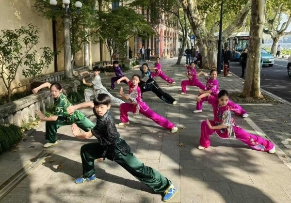 杭州市陳經綸體校武術隊學生們展示中華武術。 人民網記者 楊磊攝