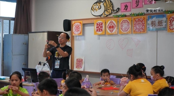 剪紙教學(xué)。主辦方供圖