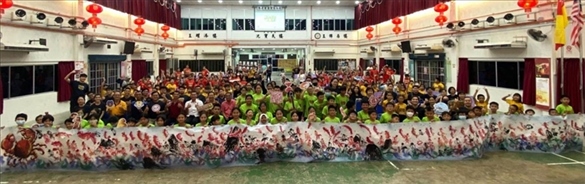 在工作坊導(dǎo)師的指導(dǎo)下，三校200余名學(xué)生共同完成了一幅長達(dá)80尺的水墨畫作。主辦方供圖