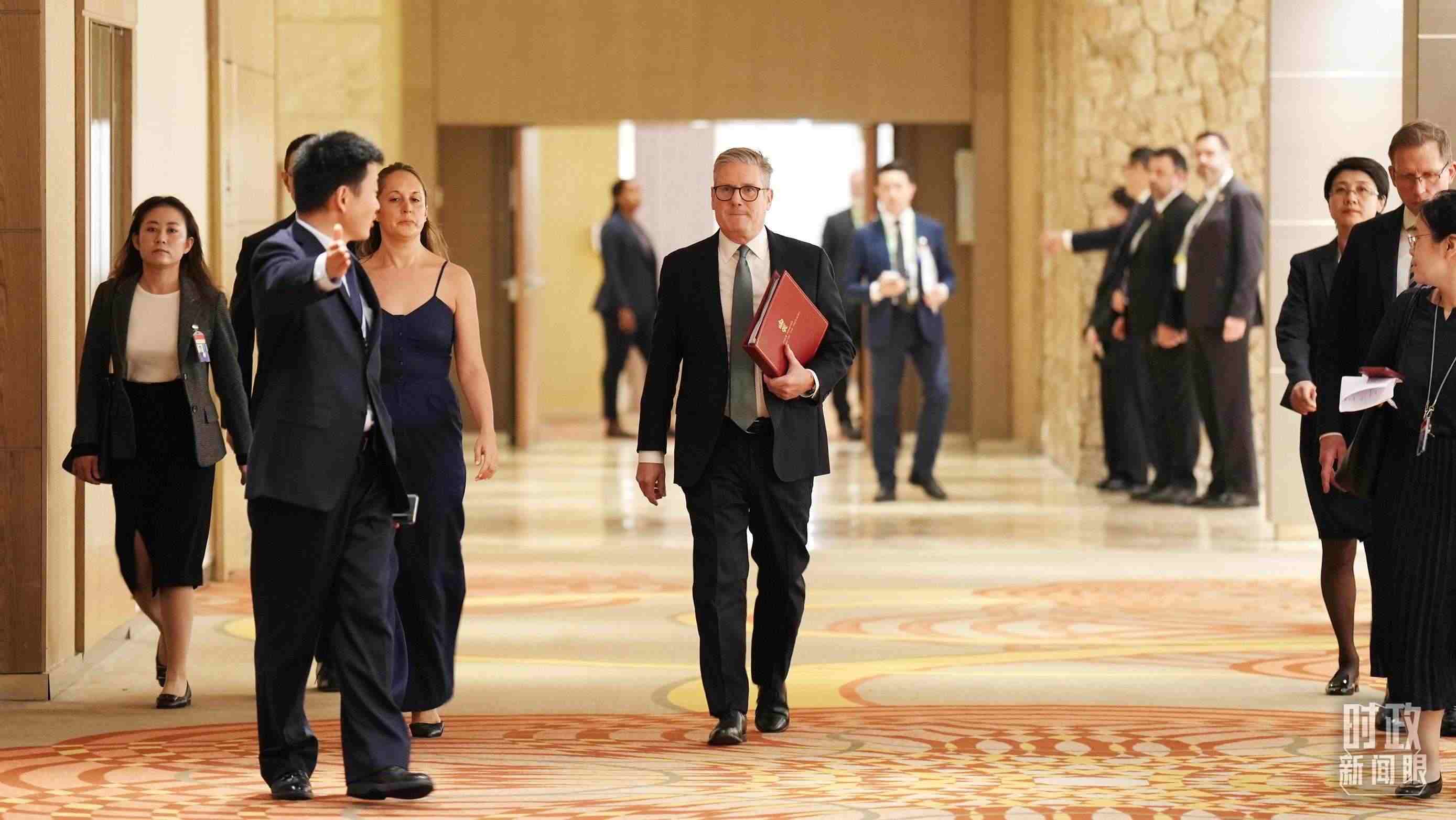 △英國首相斯塔默抵達(dá)會(huì)見現(xiàn)場(chǎng)。（總臺(tái)記者李晉拍攝）