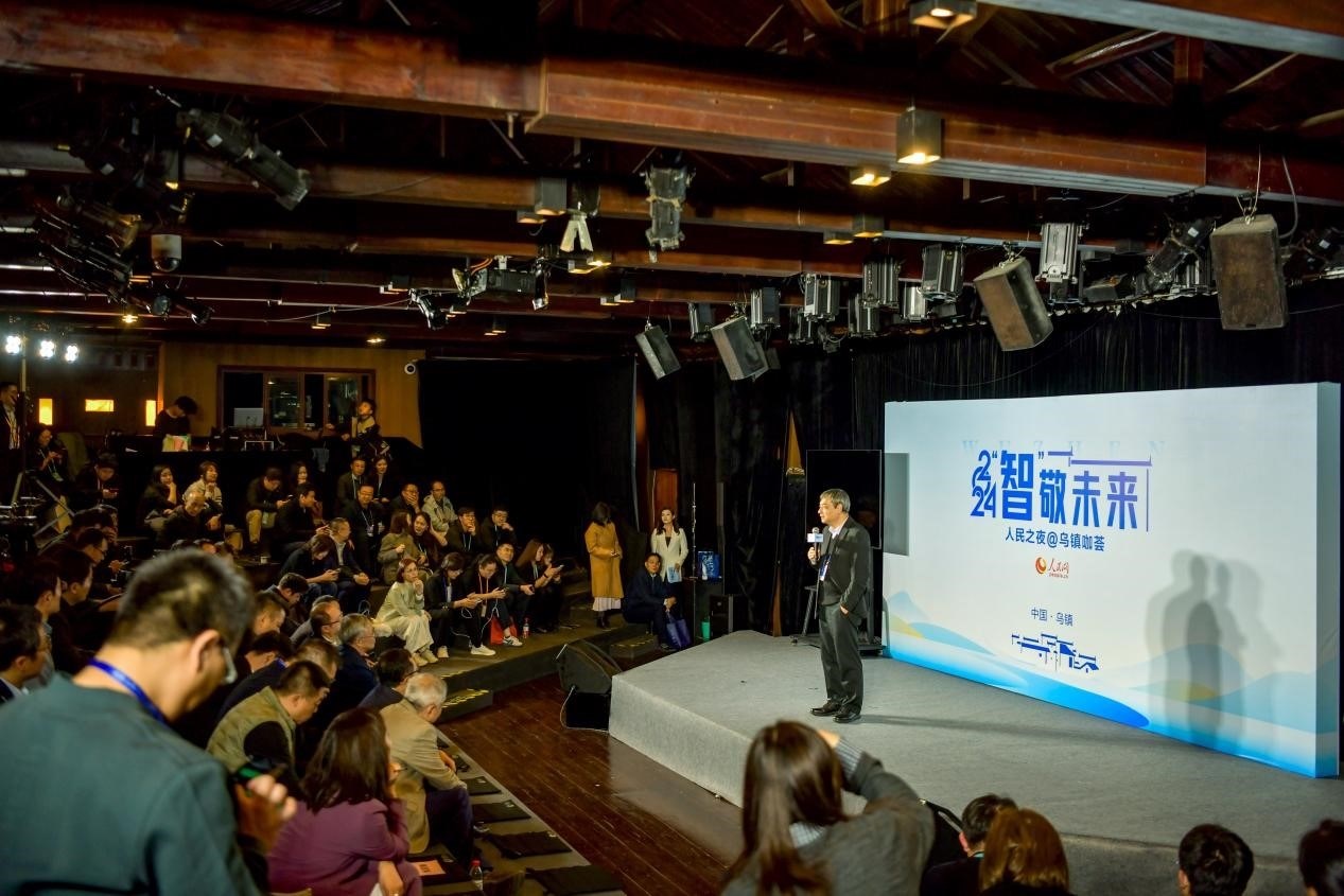 在開場環(huán)節(jié)，清華大學人工智能研究院常務副院長、教授孫茂松發(fā)言分享。人民網(wǎng)記者 任峰濤攝