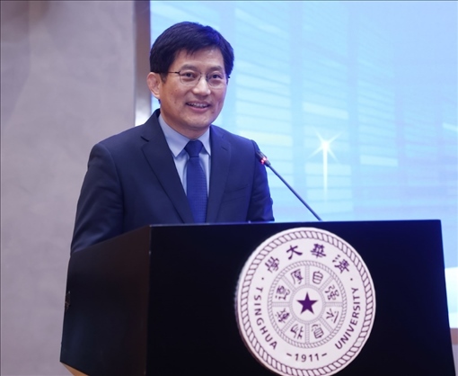 清華大學(xué)國家治理研究院執(zhí)行院長、清華大學(xué)計算社會科學(xué)與國家治理實(shí)驗(yàn)室執(zhí)行主任孟慶國教授演講。供圖單位：清華大學(xué)國家治理研究院