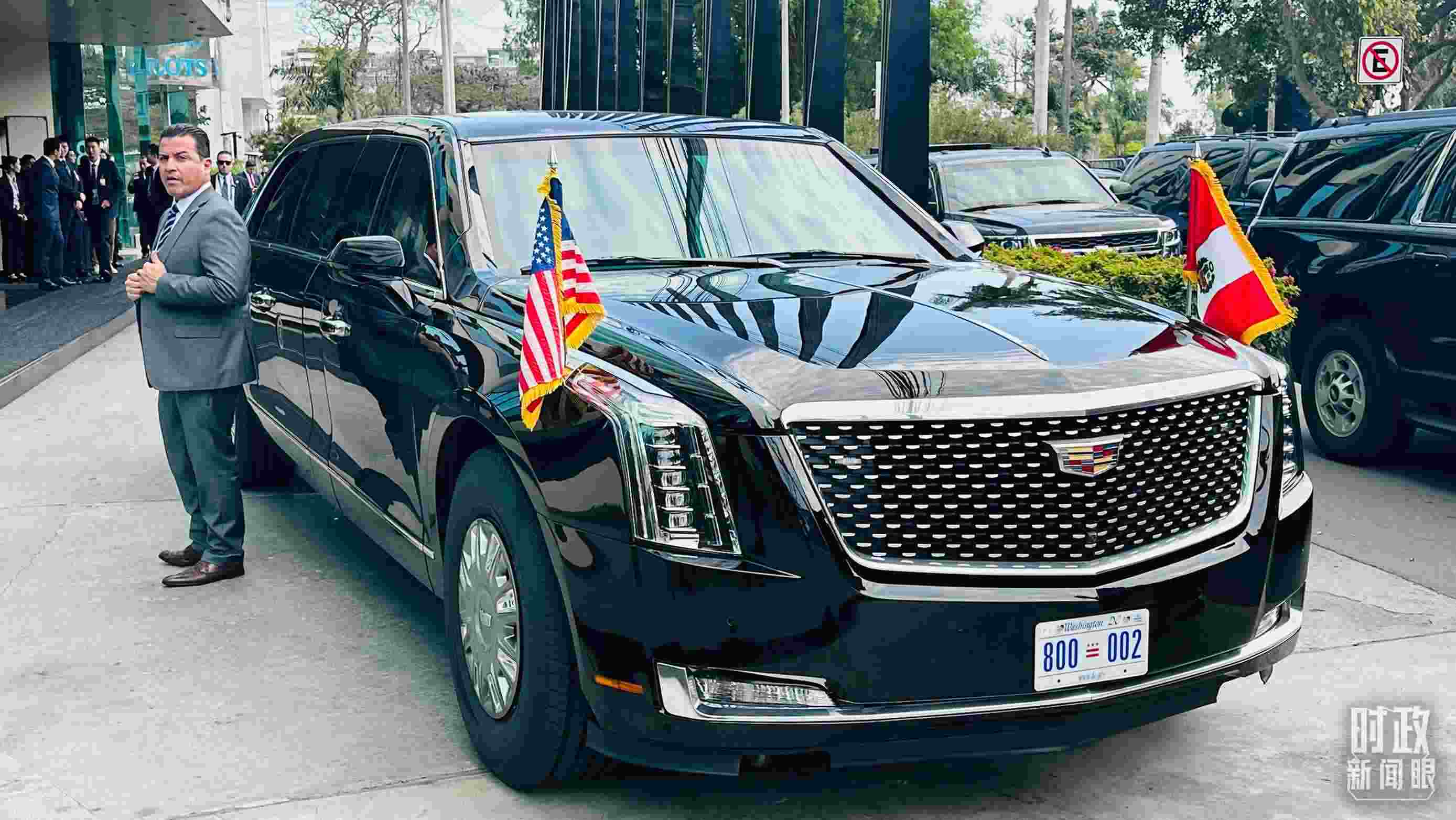 美國總統(tǒng)拜登乘車抵達中美元首會晤現(xiàn)場。（總臺央視記者范一鳴拍攝）