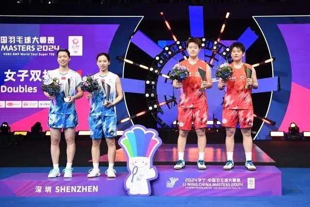 11月24日，劉圣書（右二）/譚寧（右一）與李怡婧/羅徐敏（左一）在頒獎臺上合影。新華社記者 梁旭攝