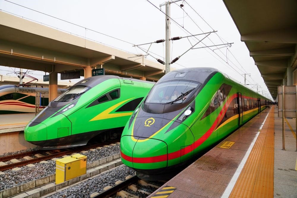 截至2024年7月5日，中老鐵路國際旅客列車?yán)塾嬮_行滿1000列，極大地便利了沿線民眾出行。