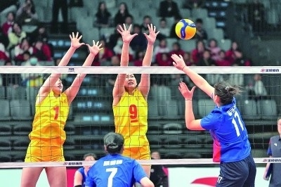 11月27日，山東隊球員李晨瑄（中）、李美君（左）在比賽中攔網(wǎng)。新華社發(fā)