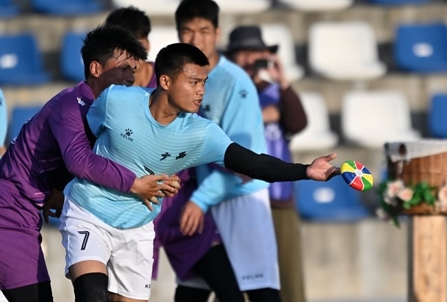 11月28日，花炮半決賽，廣西隊與海南隊展開激烈角逐。新華社記者 郭程攝