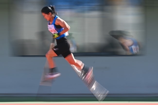11月28日，海南隊選手吳明芬在高腳競速比賽中。新華社記者 杜子璇攝