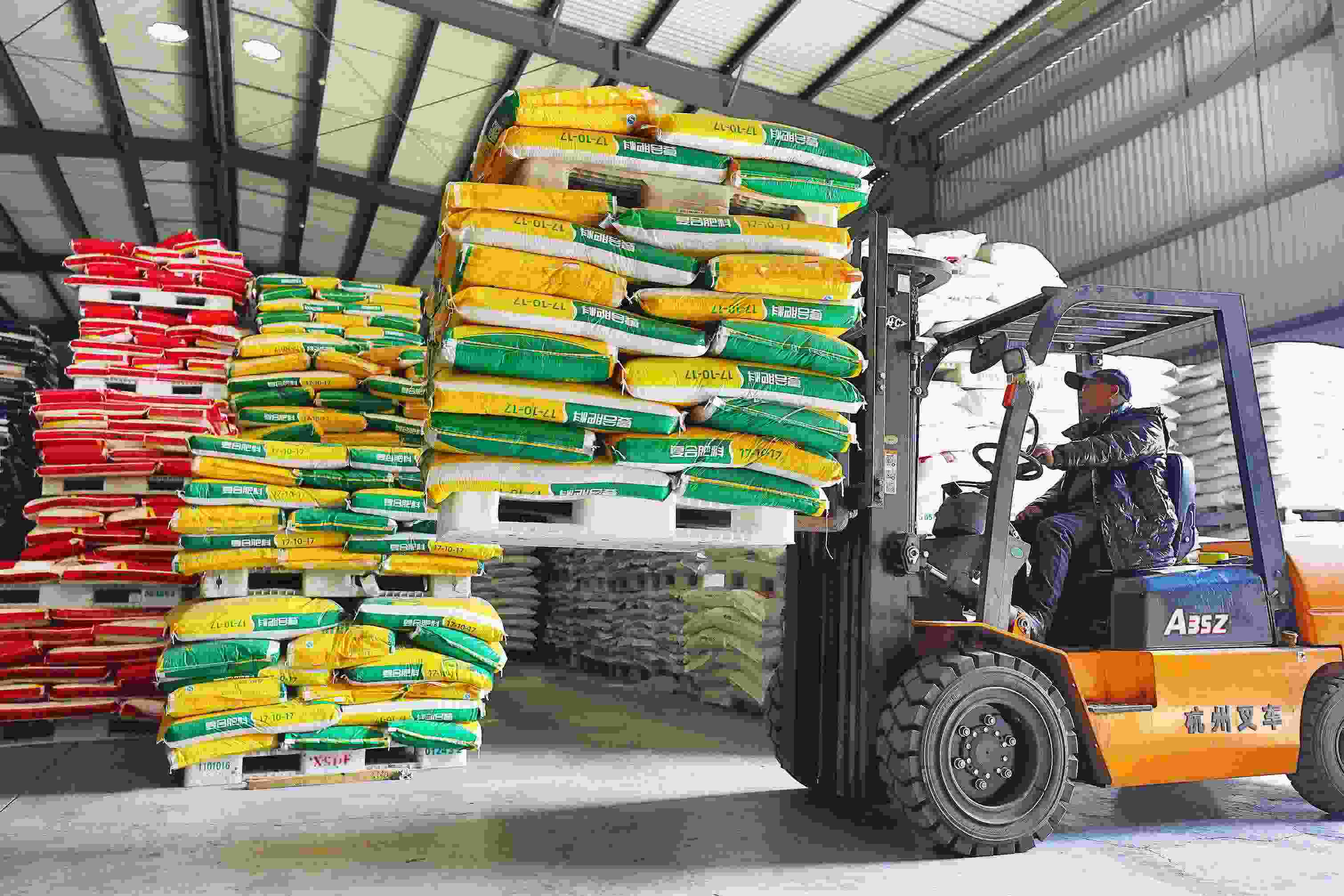 2023年2月15日，在浙江義烏供銷聯(lián)社的農(nóng)資貯存?zhèn)}庫(kù)，工作人員正在調(diào)運(yùn)復(fù)合肥料等農(nóng)資。