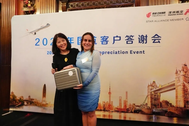 獲獎嘉賓上臺領(lǐng)取精美獎品。吳若鳴攝