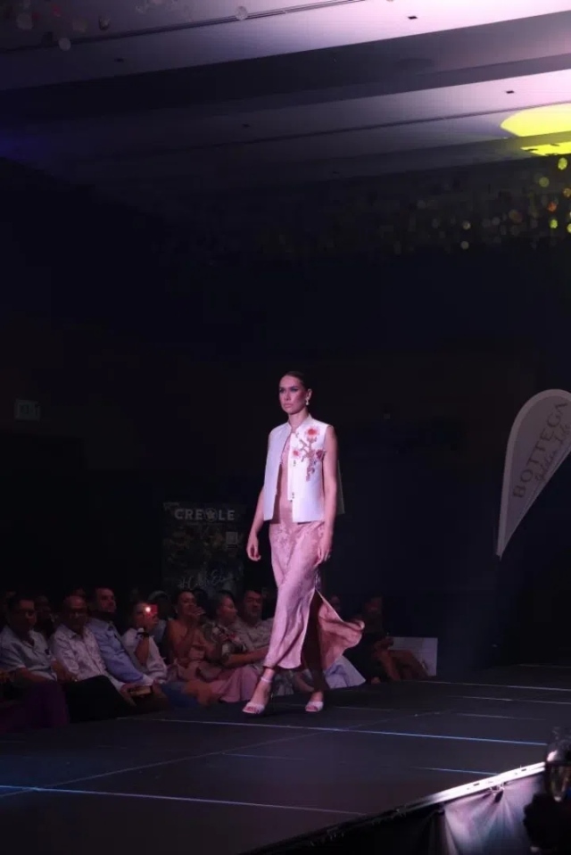 模特展示新中式禮服。顏李芳攝