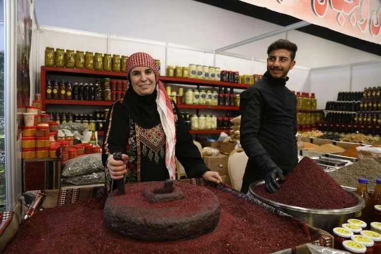 制作辣椒末的當(dāng)?shù)貗D女。納達爾·達烏德攝