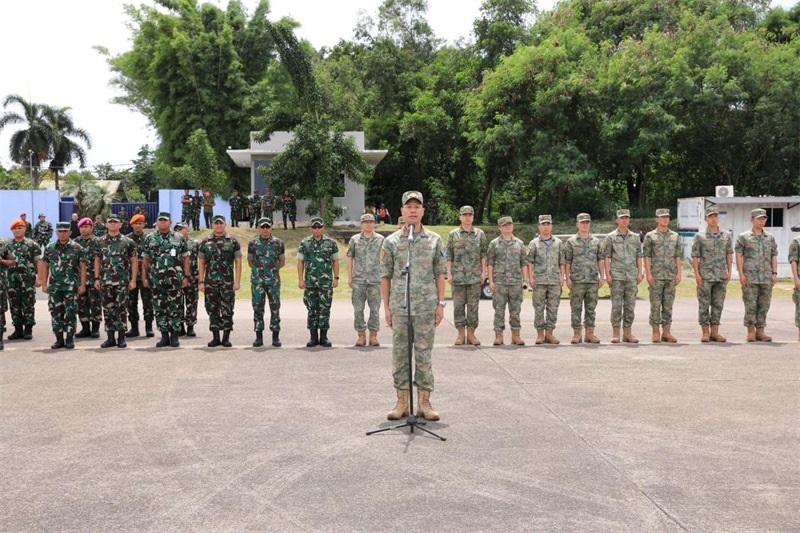 中方參演部隊指揮員在印尼方舉行的歡迎儀式上致辭。龔勝祥 攝