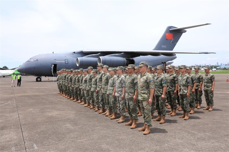 中方參演部隊搭乘運—20運輸機飛抵印尼國民軍空軍哈利姆機場。 龔勝祥攝