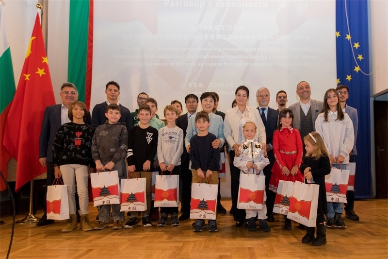 為保加利亞青少年頒發(fā)獎品。中國駐保加利亞大使館供圖