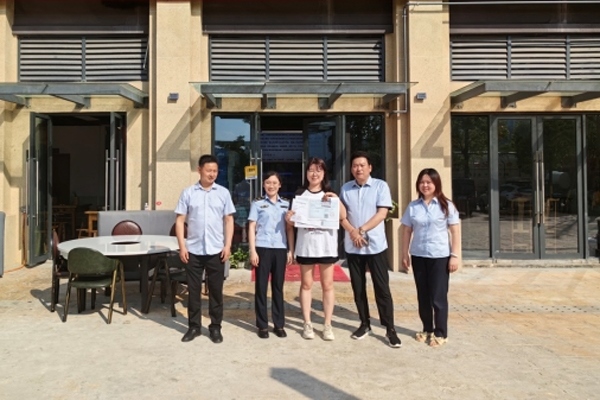 當地工作人員上門為經營者送來了證件。蒼溪縣行政審批和數據局供圖