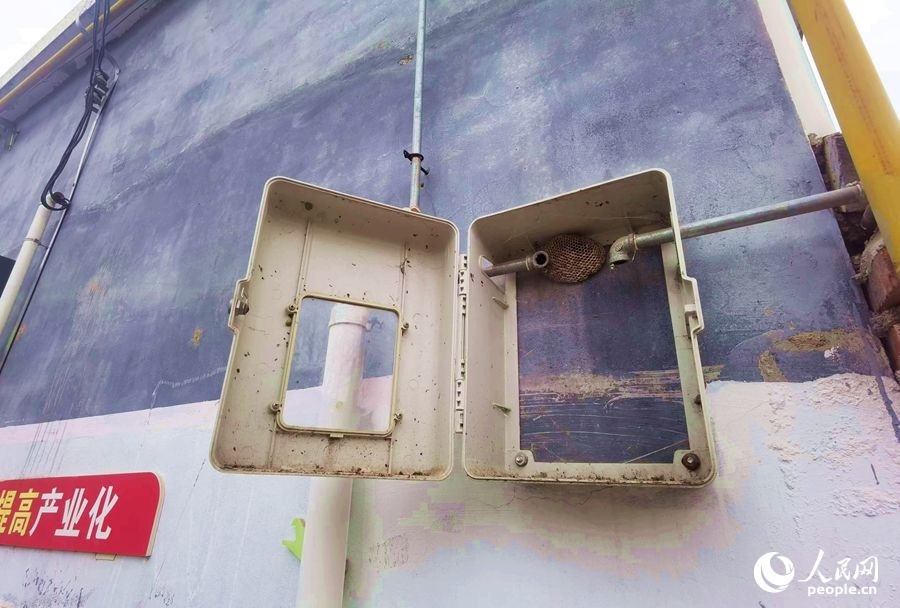 在玉山村的一處未安裝燃?xì)獗淼谋硐鋬?nèi)，掛著一個馬蜂窩。人民網(wǎng)記者 慎志遠(yuǎn)攝