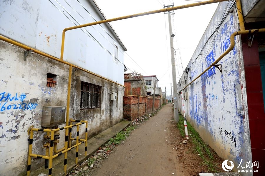 中燃公司在玉山鎮(zhèn)鋪設(shè)完工的燃?xì)夤芫W(wǎng)。人民網(wǎng)記者 慎志遠(yuǎn)攝