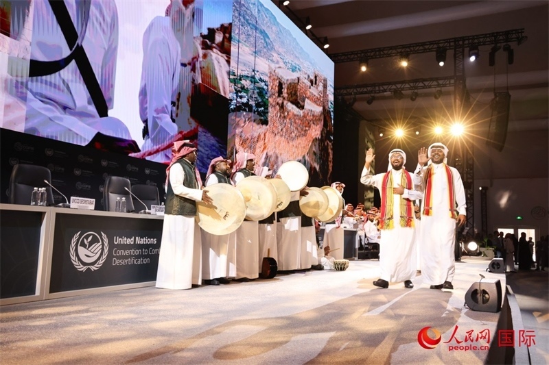 《聯(lián)合國防治荒漠化公約》第十六次締約方大會2日開幕。圖為開幕式表演。人民網(wǎng)記者任皓宇攝