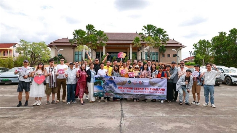 參與活動(dòng)的中國游客與當(dāng)?shù)靥﹪撕嫌啊；顒?dòng)主辦方供圖