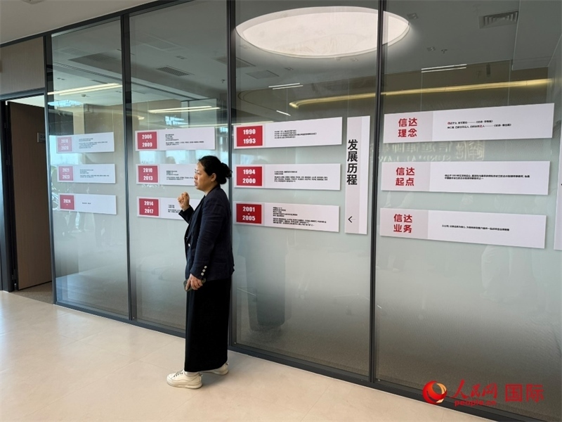 魏天慧律師在介紹廣東信達律師事務所。人民網(wǎng) 宋歌攝