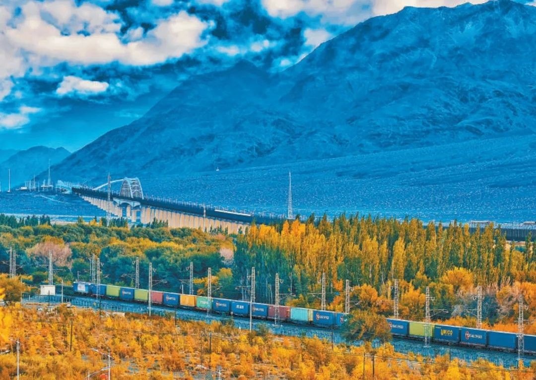 2013年，隨著共建“一帶一路”倡議提出，中歐班列應(yīng)運(yùn)而生。今年11月20日，第十萬列中歐班列正式出境。截至目前，中歐班列累計(jì)運(yùn)送貨物超1100萬標(biāo)箱、貨值超4200億美元，貨物品類達(dá)53大類5萬余種。圖為中歐班列行駛在新疆烏魯木齊達(dá)坂城濕地。擺風(fēng)亮 攝（新華社發(fā)）