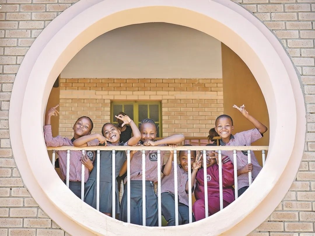 位于博茨瓦納南部的莫帕尼小學(xué)是中國援建的現(xiàn)代化學(xué)校，當(dāng)?shù)貎和慕逃龡l件因此得到改善。圖為莫帕尼小學(xué)課間休息的學(xué)生們。新華社記者 韓旭 攝