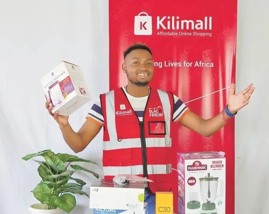 隨著“絲路電商”國際合作深入推進(jìn)，共建“一帶一路”國家雙多邊數(shù)字貿(mào)易規(guī)則對(duì)接不斷強(qiáng)化。借助“絲路電商”合作機(jī)制，肯尼亞主播迪克森·恩甘加在當(dāng)?shù)刂辈ж洝⑼袂?攝（新華社發(fā)）