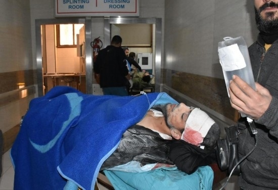 11月29日，在敘利亞阿勒頗，傷者被送往醫(yī)院接受治療。新華社發(fā)