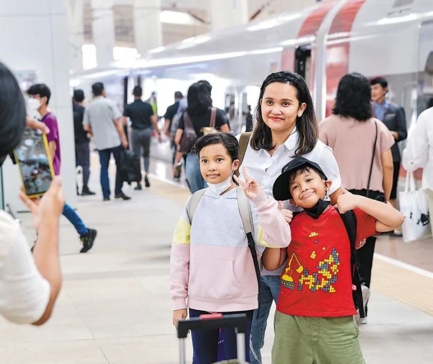 雅萬高鐵是我國在境外完成全過程勘察設(shè)計(jì)建設(shè)的首個(gè)高鐵項(xiàng)目，于去年10月17日正式開通運(yùn)營，是中印尼共建“一帶一路”合作的典范。圖為乘客在和雅萬高鐵動(dòng)車組合影留念。新華社記者 徐欽 攝