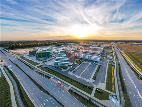 這是當(dāng)?shù)貢r(shí)間2021年10月19日在白俄羅斯首都明斯克郊區(qū)拍攝的中白工業(yè)園。