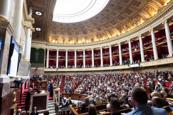 10月1日，法國總理巴尼耶在位于巴黎的法國國民議會(huì)發(fā)表演講。新華社發(fā)（杰克·陳攝）