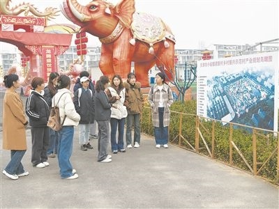 圖為南開大學(xué)“文旅融合創(chuàng)新與實踐”微專業(yè)學(xué)生正在調(diào)研。受訪者供圖