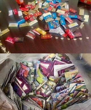 孩子們收集的煙卡、卡牌。受訪者供圖