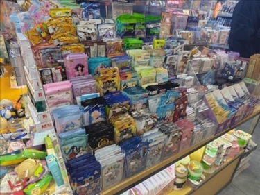 北京某文具店卡牌盲盒柜臺(tái)，未設(shè)相關(guān)提醒。人民網(wǎng)記者 黃鈺攝