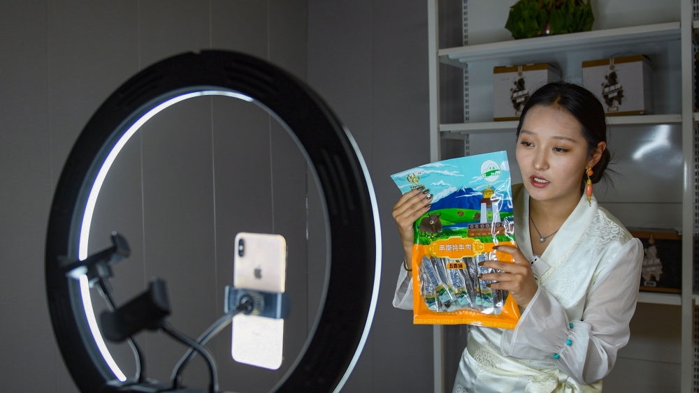 9月24日，果洛藏貢麻村村民多杰吉在進(jìn)行網(wǎng)絡(luò)帶貨直播。（潘彬彬 攝）