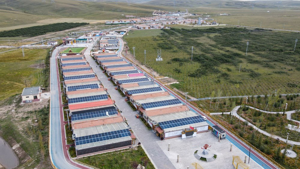 圖為9月24日拍攝的青海省海北藏族自治州剛察縣沙柳河鎮(zhèn)果洛藏貢麻村。（無(wú)人機(jī)照片）（潘彬彬 攝）