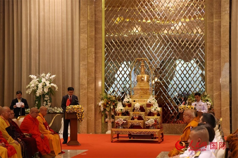 中泰兩國(guó)代表在曼谷廊曼軍用機(jī)場(chǎng)舉辦的迎請(qǐng)儀式上致辭。人民網(wǎng)記者楊一攝