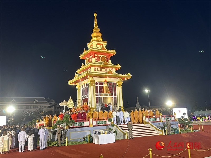 北京靈光寺佛牙舍利抵達(dá)王家田廣場(chǎng)安奉。人民網(wǎng)記者孫廣勇攝