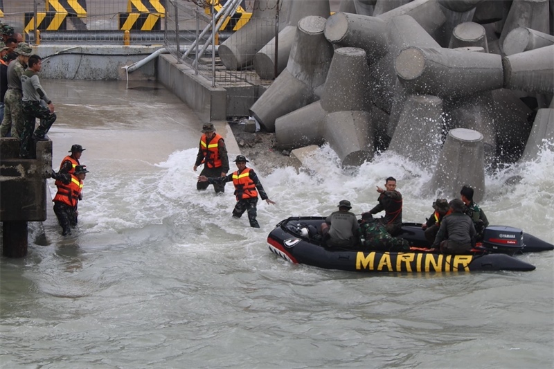 中印尼雙方海軍參演官兵協(xié)力將“落水人員”救上橡皮艇。周宇攝