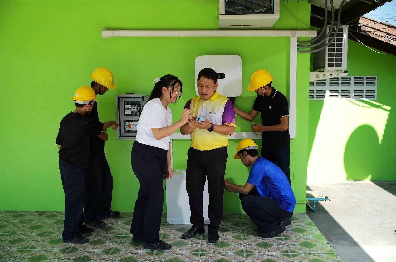 工作人員為當(dāng)?shù)靥﹪蠋熤v解說明。主辦方供圖