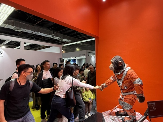 本土原創(chuàng)公司JIN ARTS帶領(lǐng)仿生機(jī)器人亮相廣州設(shè)計(jì)周11號(hào)館。（受訪者供圖）