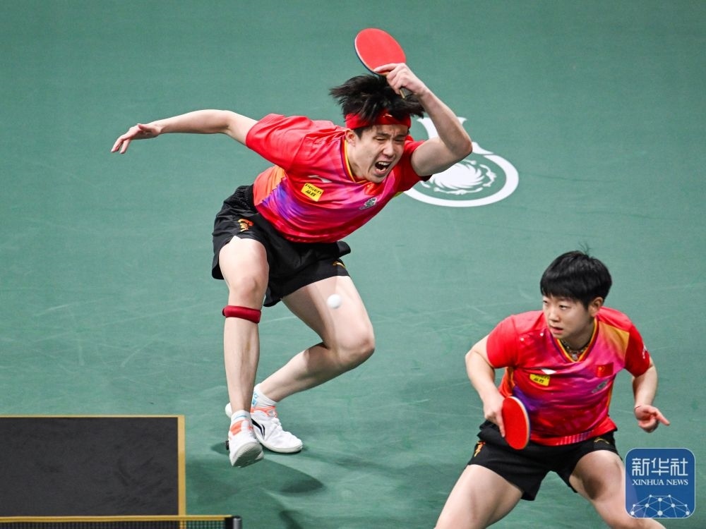 ↑中國(guó)隊(duì)組合王楚欽（左）/孫穎莎在混雙比賽中。新華社記者 王曦 攝