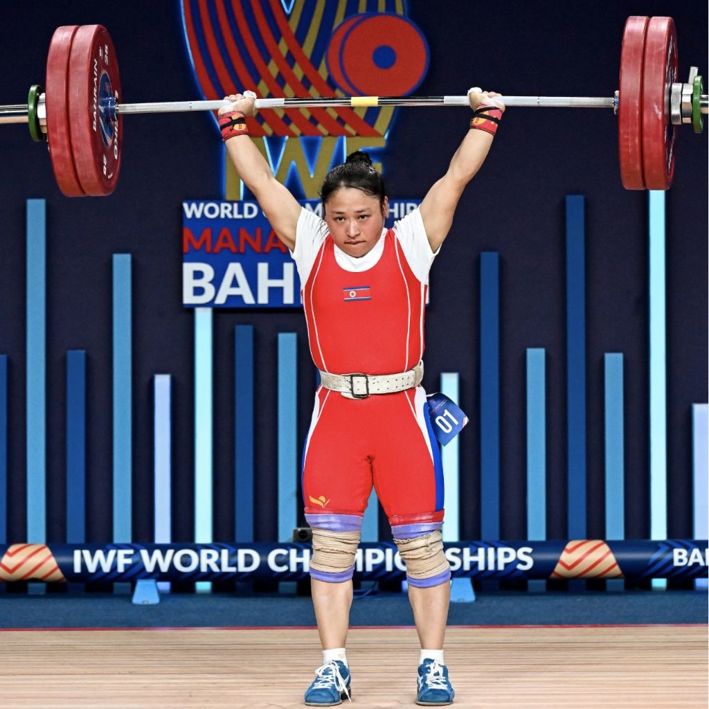 圖為李盛金在比賽中。圖片來源于國際舉重聯(lián)合會(huì)官網(wǎng)