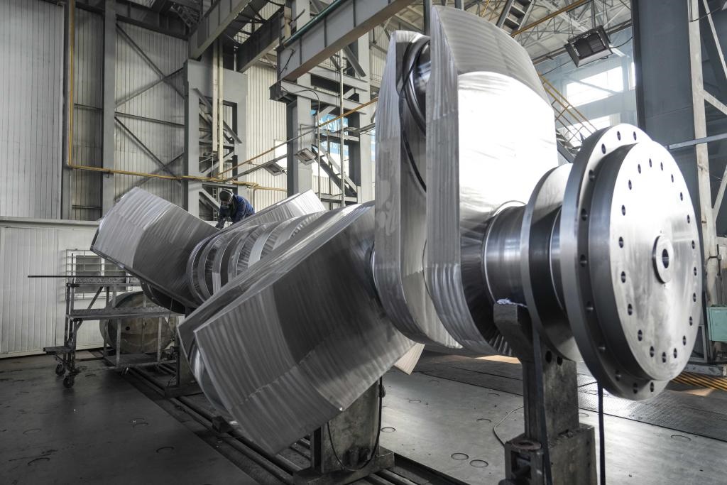 2024年1月11日，工人在大連華銳船用曲軸有限公司加工車間加工產(chǎn)品。新華社記者 潘昱龍 攝