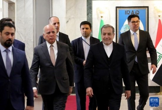 12月6日，伊拉克副總理兼外長侯賽因（中左）在巴格達(dá)會(huì)見伊朗外長阿拉格齊（中右）。新華社發(fā)（哈利勒·達(dá)伍德攝）