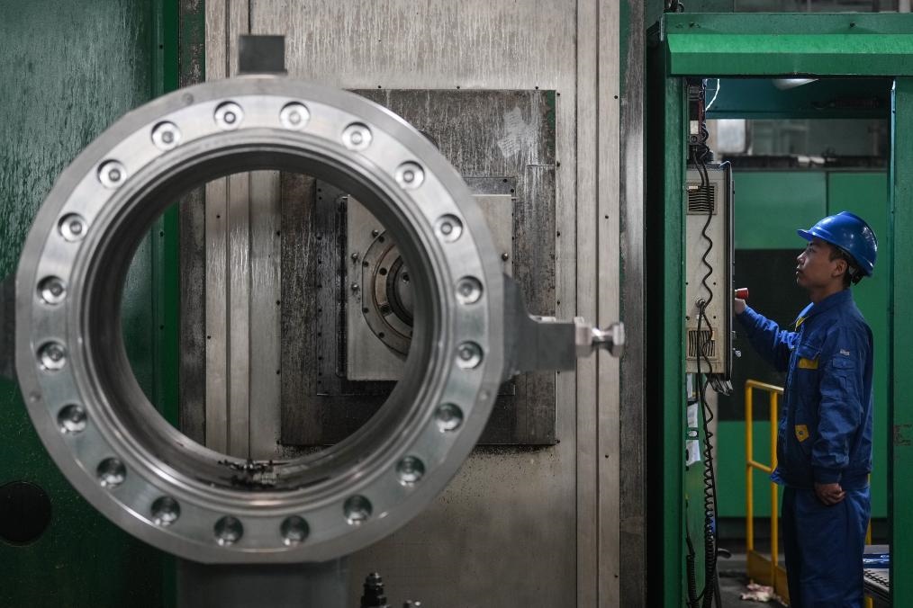 2023年2月14日，沈陽(yáng)鼓風(fēng)機(jī)集團(tuán)股份有限公司的工人在車間工作。新華社記者 潘昱龍 攝